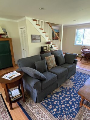 Smart TV, fireplace, DVD player, books - Spacious and Comfortable Home Next to all the Action! (Boothbay)