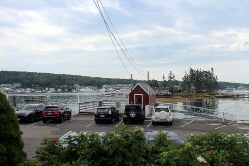 Kävele kaupunkiin tyylikkäästä New England Home -kodista.