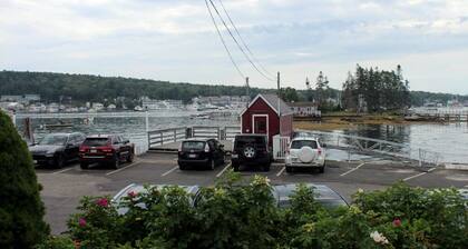 Kävele kaupunkiin tyylikkäästä New England Home -kodista.