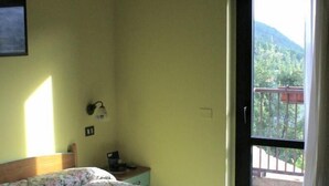 WiFi (free), individually decorated, individually furnished, bed sheets - Hotel Giampy (L'Aquila)