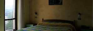 Individually decorated, individually furnished, free WiFi, bed sheets - Hotel Giampy (L'Aquila)