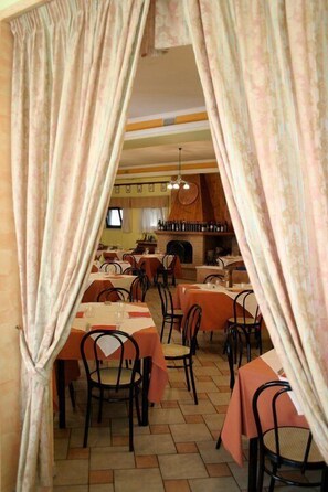 Breakfast and dinner served