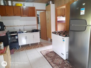 Fridge, oven, stovetop, electric kettle