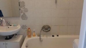 Combined shower/tub, towels - Zimmer Wien free Wifi (Vienna)