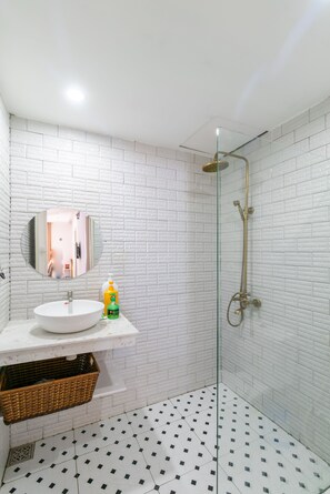 Bathroom - White Pool Villa Da Nang-Super King Beds (Đà Nẵng)
