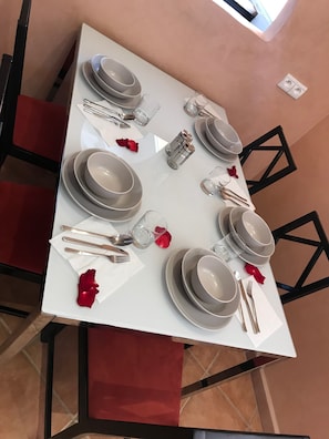 디럭스 아파트, 침실 2개, 주방, 정원 | 객실 내 식사 공간