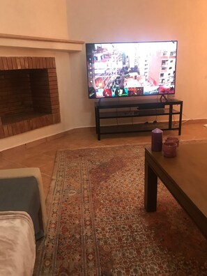 Căn hộ Deluxe, 2 phòng ngủ, bếp, khu vực vườn | Khu phòng khách | TV màn hình phẳng 32-inch có truyền hình vệ tinh, TV, lò sưởi 