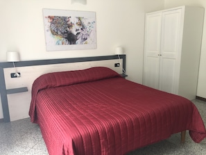 Quarto casal, vista para a montanha | Individualmente mobiliados, escrivaninha