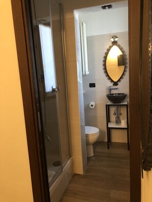 Dobbeltværelse - udsigt til have | Badeværelse | Brusehoved med spredningseffekt, gratis toiletartikler, bidet