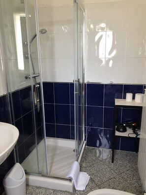 Double Room, Balcony | Bathroom shower - La Casa di Anna (Delebio)
