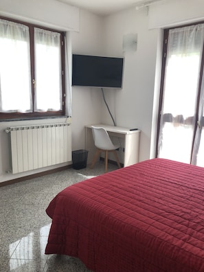 Individually furnished, desk, laptop workspace, bed sheets - La Casa di Anna (Delebio)
