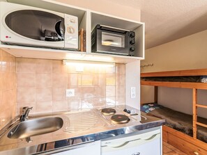 Kühlschrank, Mikrowelle, Ofen, Kochgeschirr/Geschirr/Besteck