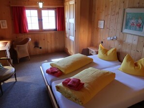 4 bedrooms, desk, WiFi