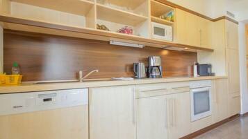 Geladeira, micro-ondas, fogão, lava-louças