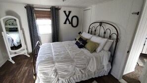 3 bedrooms, iron/ironing board, travel crib, free WiFi - Cozy and clean, the perfect little cottage to get a good night's sleep. (Reinholds)