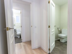 Une salle de bain avec des toilettes, une douche et un lavabo.