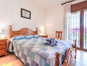 4 slaapkamers, een strijkplank/strijkijzer, wifi