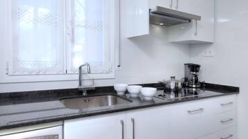 Jääkaappi, mikroaaltouuni, uuni, astianpesukone