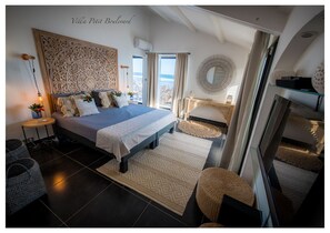 4 عدّة غرف نوم وخزنة داخل الغرفة ومكتب وتجهيزات عازلة للصوت