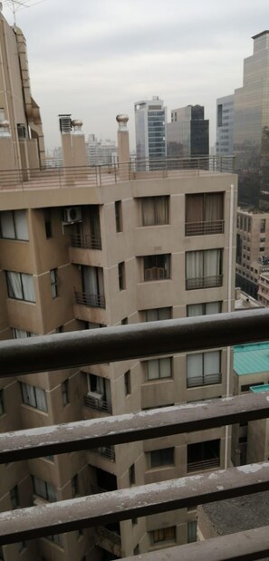 A multi-story building with balconies and air conditioning units. - Apart Merced (Santiago)