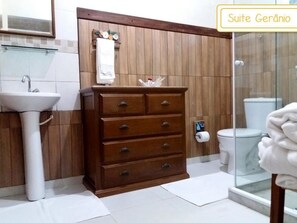 Kamar Triple | Kamar mandi | Shower dan handuk