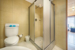 Chambre Double Familiale | Salle de bain | Douche, serviettes fournies, savon, shampoing