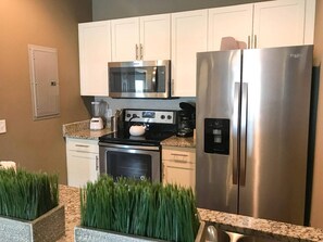 Jääkaappi, mikroaaltouuni, uuni, liesi