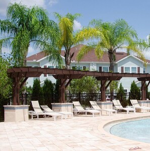 A heated pool - Luxury 3 bedroom  townhouse, comfortable sleeps 8. Super close to Disney! (Kissimmee)