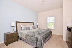 2 bedrooms, iron/ironing board, free WiFi, bed sheets - Luxury 3 bedroom  townhouse, comfortable sleeps 8. Super close to Disney! (Kissimmee)