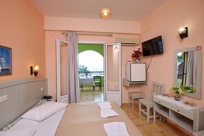 Doppel- oder Zweibettzimmer, Meerblick | Schreibtisch, Verdunkelungsvorhänge, schallisolierte Zimmer