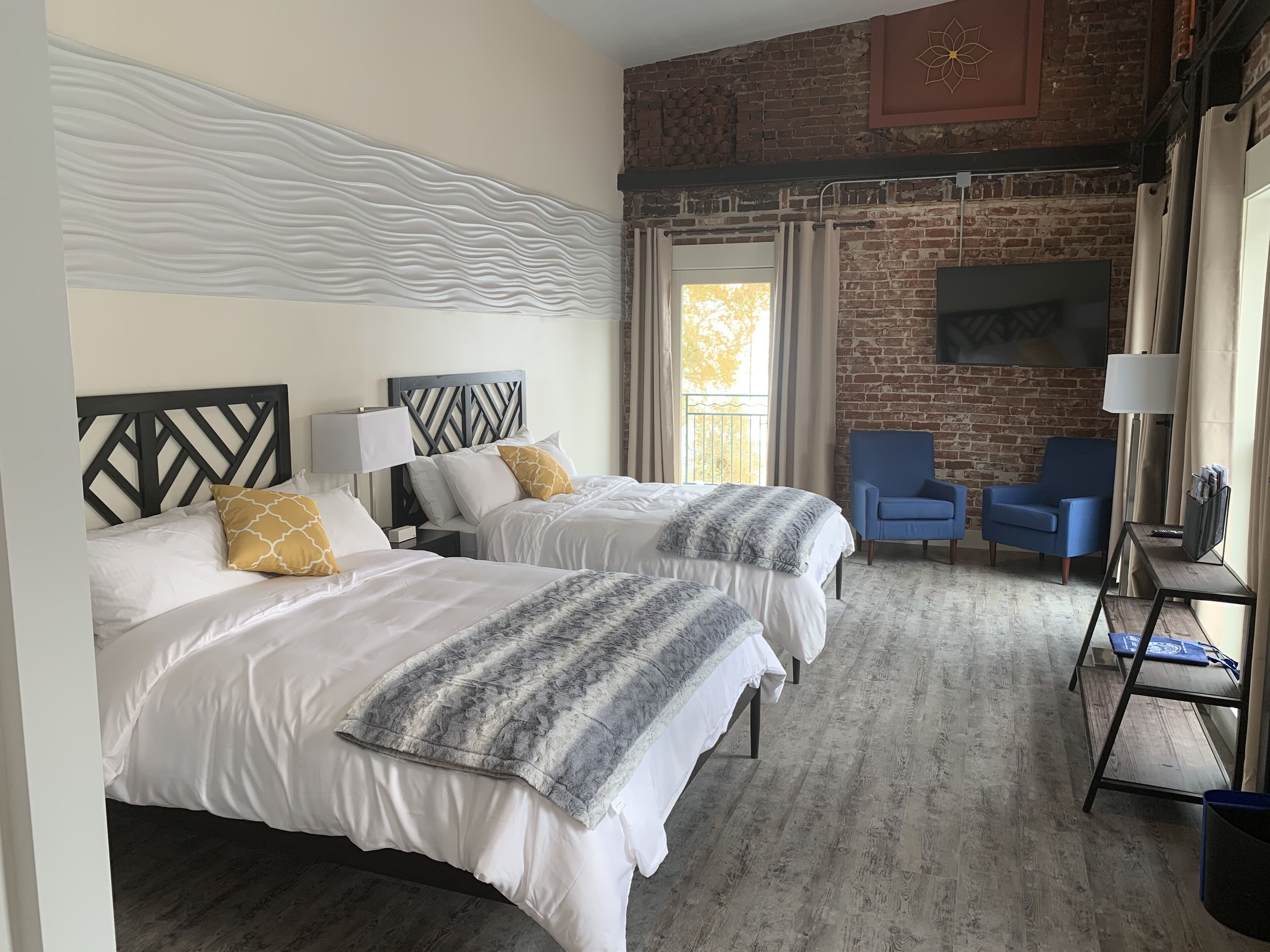 panoramic quadruple room | living area | 55-inch flat-screen tv with cable channels, tv, netflix