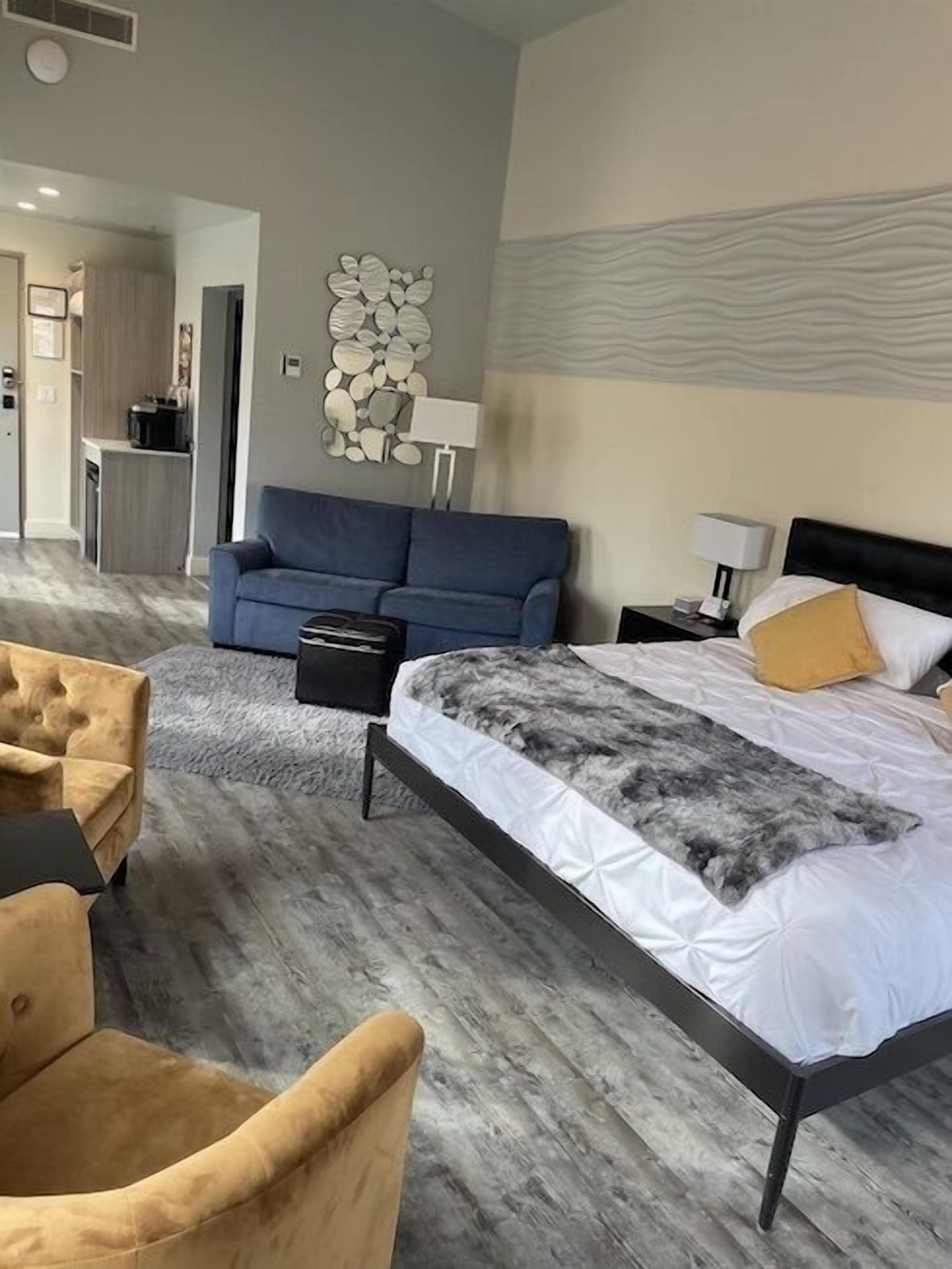 Habitación cuádruple panorámica | Área de sala de estar | Televisión de pantalla plana, Netflix, Hulu y servicios de streaming 