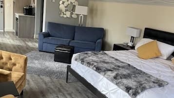 Habitación cuádruple panorámica | Área de sala de estar | Televisión de pantalla plana, Netflix, Hulu y servicios de streaming