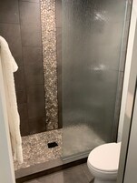 Ducha, artículos de tocador gratuitos, toallas, jabón