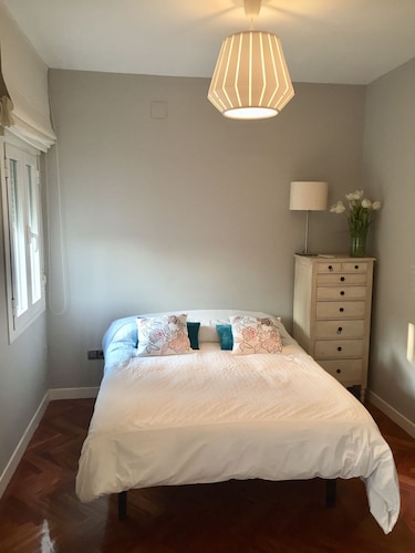 プライベートスイミングプールと超大きなリビングルームを備えたマドリードの素晴らしいヴィラ