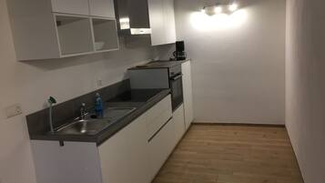 Een koelkast, een oven, een kookplaat, een vaatwasser