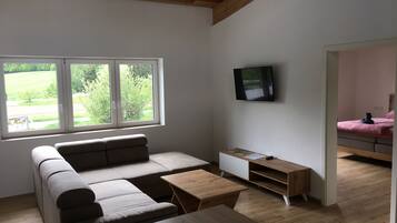 Een televisie, tafelvoetbal en een tafeltennistafel