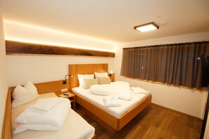 2 chambres, coffres-forts dans les chambres, bureau