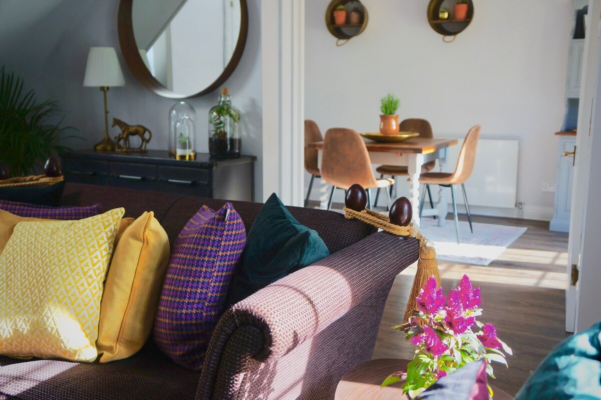 คอทเทจ, 2 ห้องนอน (Orchard Cottage) | บริเวณนั่งเล่น | ทีวีจอแบน 43 นิ้ว พร้อมช่องดิจิตอล, สมาร์ททีวี, Netflix