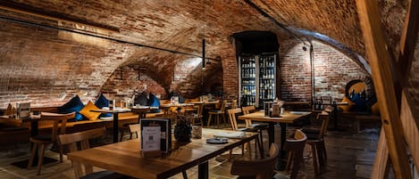 2 restaurants, breakfast served