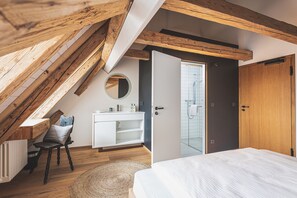Comfort-enkeltværelse (Kutscherzimmer) | Allergivenligt sengetøj, pengeskab på værelset, individuelt design