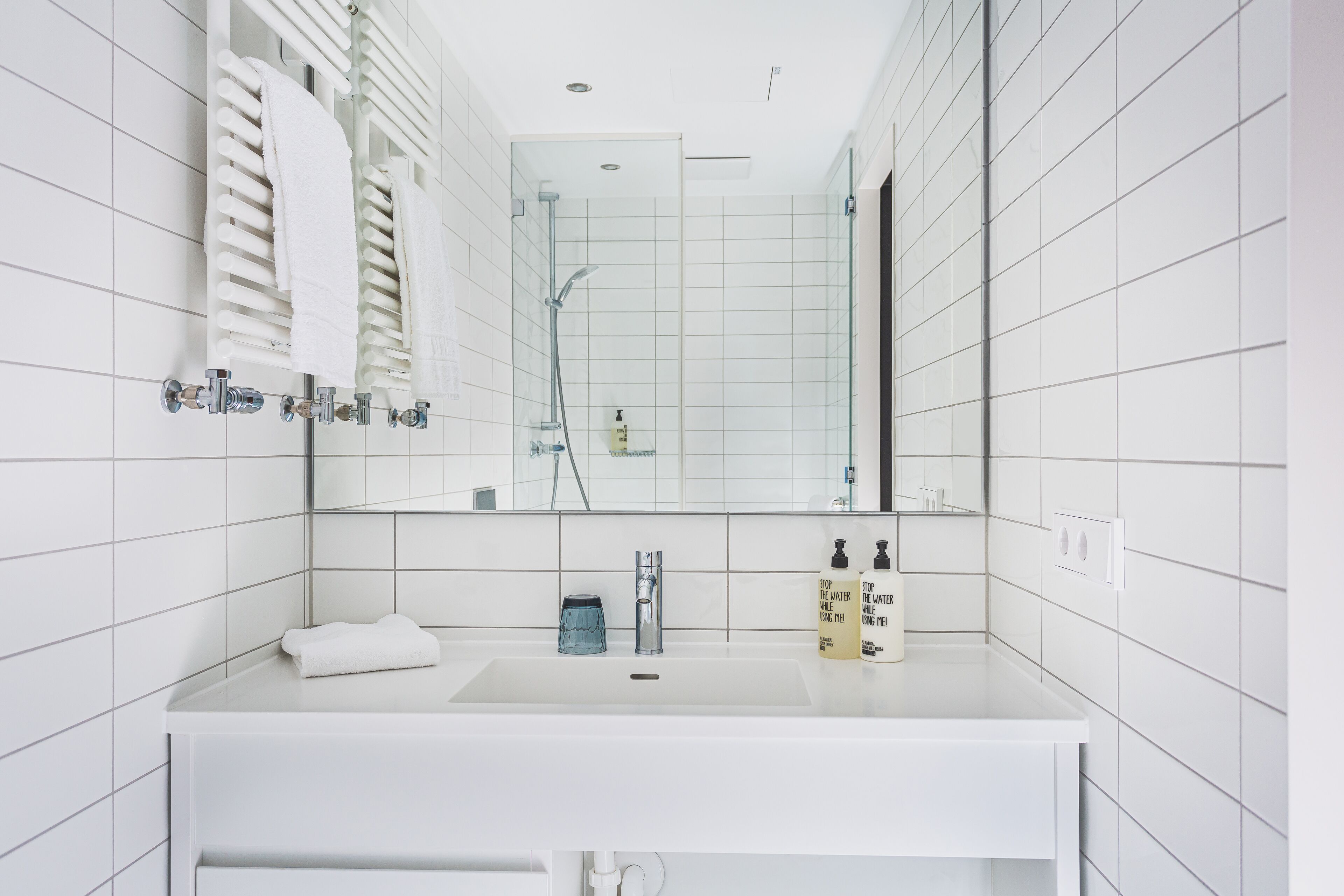 Doppelzimmer (Posthalterzimmer) | Badezimmer | Dusche, kostenlose Toilettenartikel, Haartrockner, Hausschuhe
