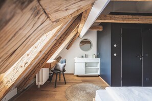 Habitación individual Confort (Kutscherzimmer) | Servicios del cuarto de baño | Ducha, artículos de higiene personal gratuitos y secador de pelo