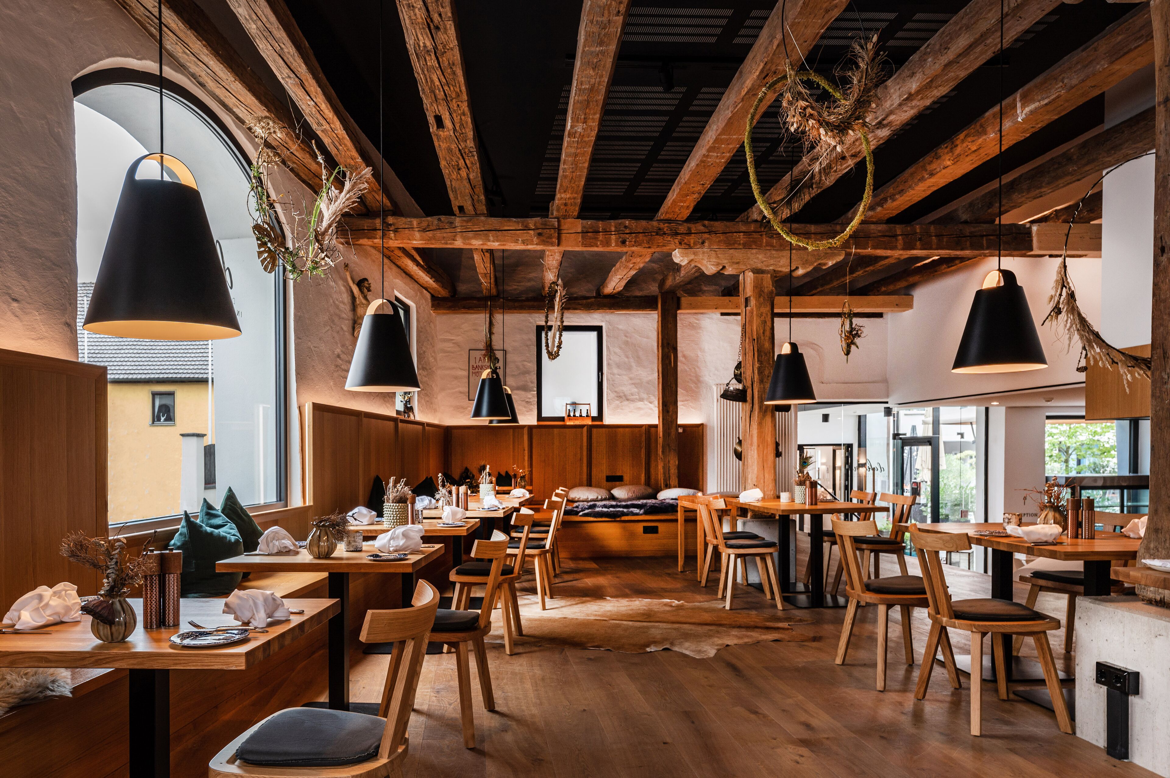 2 restaurants; breakfast, lunch, dinner and brunch served 