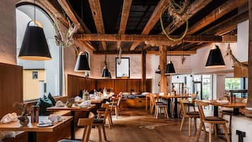 2 restaurants; breakfast, lunch, dinner and brunch served