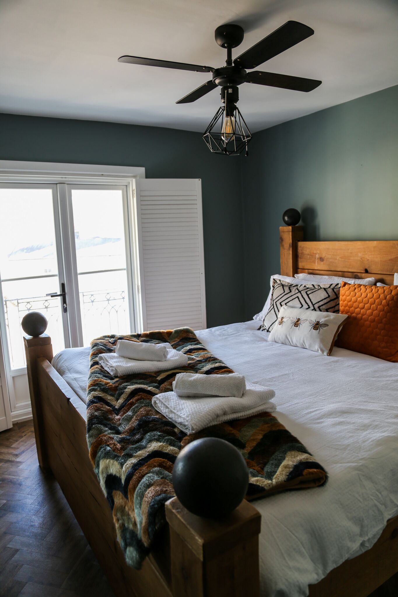 4 bedrooms, desk, iron/ironing board, travel cot