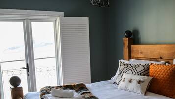 4 bedrooms, desk, iron/ironing board, travel cot