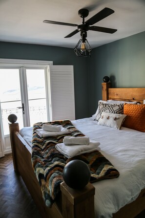 4 bedrooms, desk, iron/ironing board, travel cot