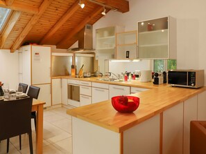 Fridge, oven, dishwasher, cookware/dishes/utensils