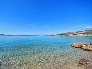 بالقرب من الشاطئ